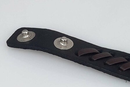 Lederarmband braun mit schwarzem Zopfmuster und Druckknopf