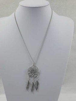 Zilverkleur ketting met Dreamcatcher hanger.