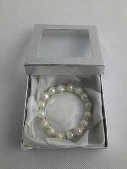 Echte zoetwater parel armband met 16 parels en tussenin strass.