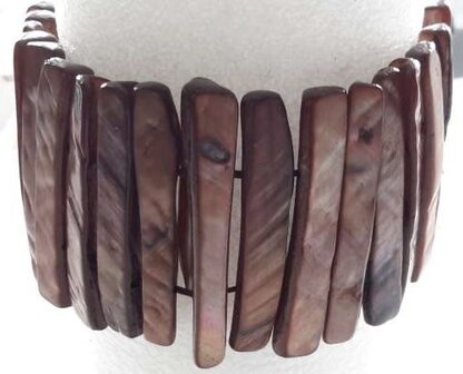 Schelp armband bruin kleur.