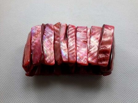 Schelp armband bordeaux rood.