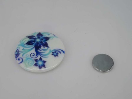 Porseleinen broche met magneetsluiting, bloem