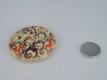 Porseleinen broche met magneetsluiting, Sierkrul