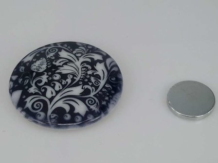 Porseleinen broche met magneetsluiting, Krullend blad