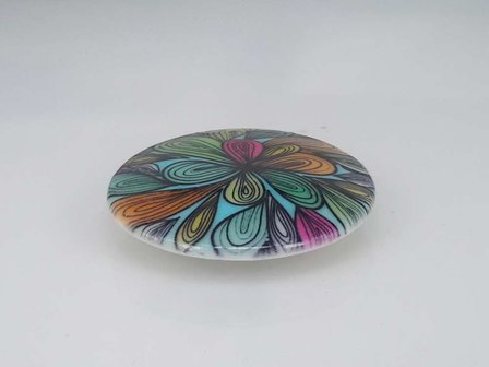 Porseleinen broche met magneetsluiting, Fantasiebloem