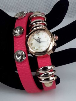 Armbandhorloge, PU leren wrap (2), ros&eacute;kleur, 6 ringetjes, 5 wit kristal, 4 kleuren