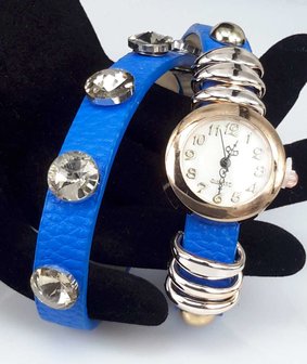 Armbandhorloge, PU leren wrap (2), ros&eacute;kleur, 6 ringetjes, 5 wit kristal, 4 kleuren