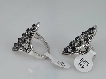 Silberfarbe antik aussehen ovalen Ring. Blumen Motiv mit einer Box enth&auml;lt zwei Farbe van 50 Stucke .