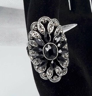Zilverkleurig antiek look ovaal ring. met bloem motief 1 doos bevat 2 kleur ring van50 stuks.