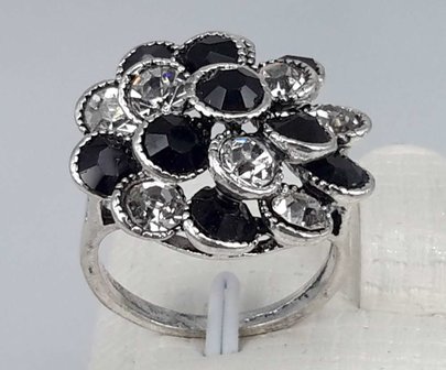 Zilverkleurig rozet ring met wit en zwart kristal.