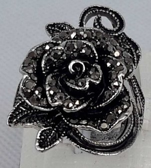 Antike schwarze Farbe Ring in Form wie eine Rose mit den Zweigen mit vielen feinen Kristall.