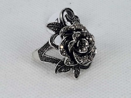Antiek zwart kleur ring in vorm als roos met takjes met veel klein kristal.
