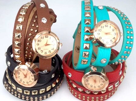 Armbandhorloge, PU leren wrap (3), 8 wit kristal. vierkante-, spijkerstuds, 4 kleur.