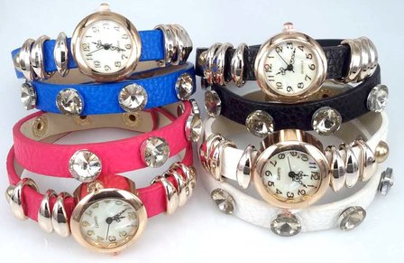 Armbandhorloge, PU leren wrap (2), ros&eacute;kleur, 6 ringetjes, 5 wit kristal, 4 kleuren