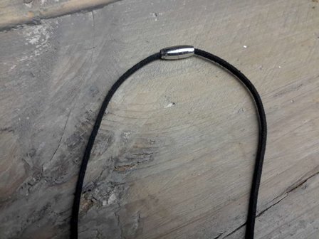 Lange Wildleder Halskette mit Anh&auml;nger aus Metall, Blatt mit offenen Adern.