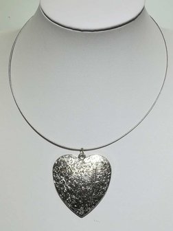 Hanger: zilverkleur, hart, Bewerkt met krullende lijnen.