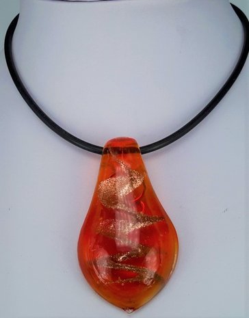 Murano Anhänger, rot und transparent mit goldfarbenem Tropfen.