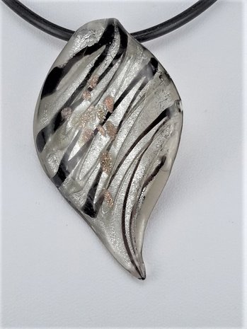 Hanger:  bladvormige zwarte murano met zilver en goud accenten