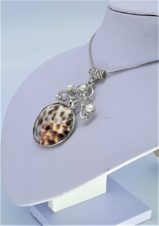 Tiger cowry schelp hanger met 3 zoete waterparel.