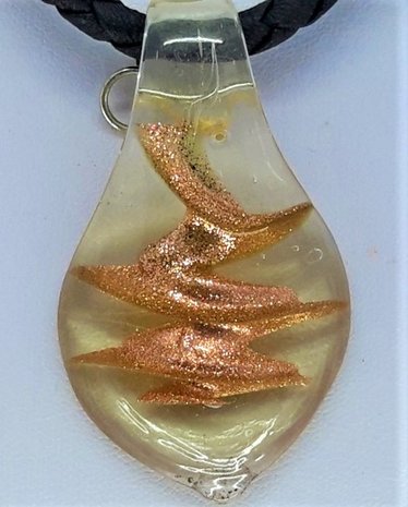 Murano hanger, rood en doorzichtig met goudkleurig druppel.