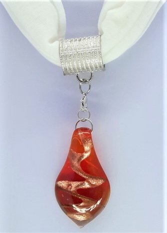 Murano Anhänger, rot und transparent mit goldfarbenem Tropfen.