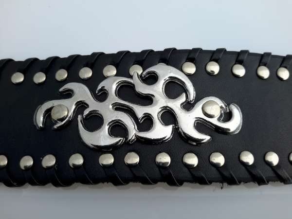 Brede leren armband, metalen Uitloop, platte studs, zwart