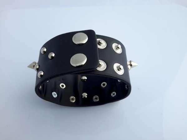 Brede leren armband, metalen Uitloop, platte studs, zwart