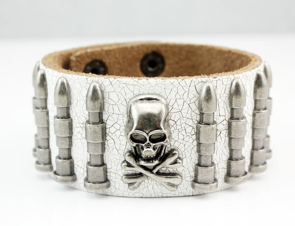 Leren armband met ''Bullits & Skull'' studs. bruin, zwart en wit