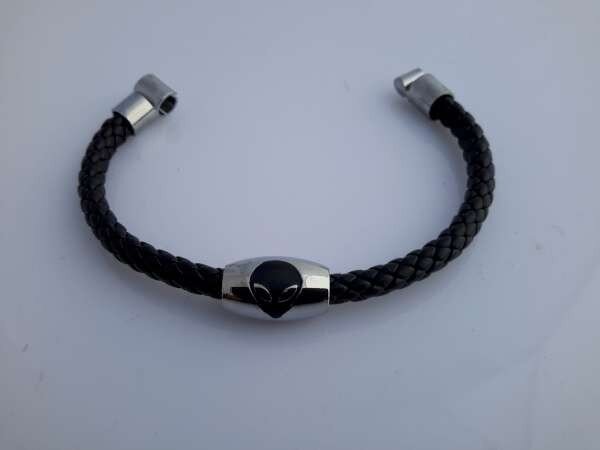 PU leren gevlochten armband, metalen ring alienhoofd, zwart