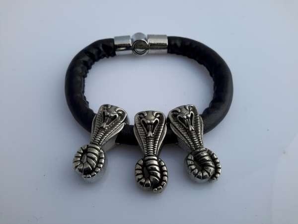 PU leren armband, rond, 3 cobra hangertjes, zwart 