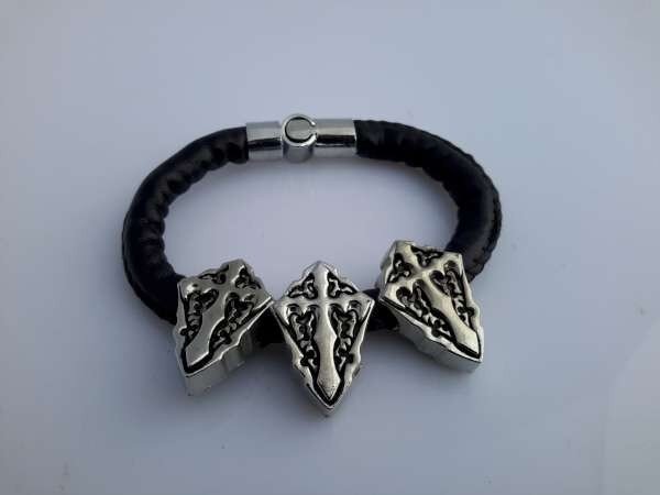 PU leren armband, rond, 3 metalen gothic kruis, zwart 