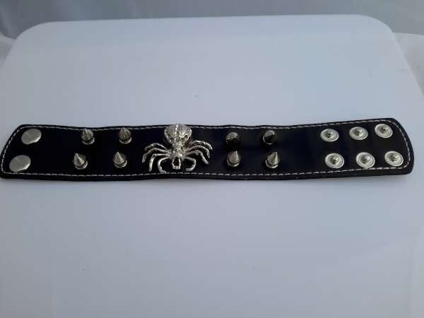 Leren armband, metalen spin en spikes, zwart