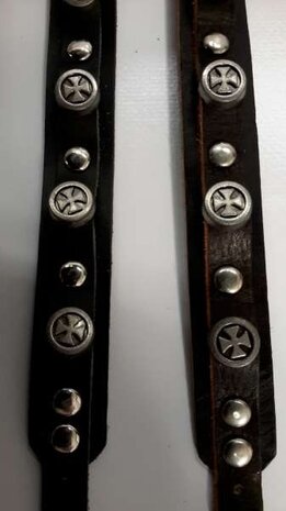 Leren armband, smal, 4 cross studs, zwart en bruin