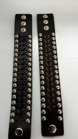 Brede leren armband, V-vlecht en ronde studs, zwart en bruin