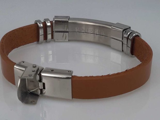 Leren armband lichtbruin, ribbelplaat in houder, edelstaalsluiting