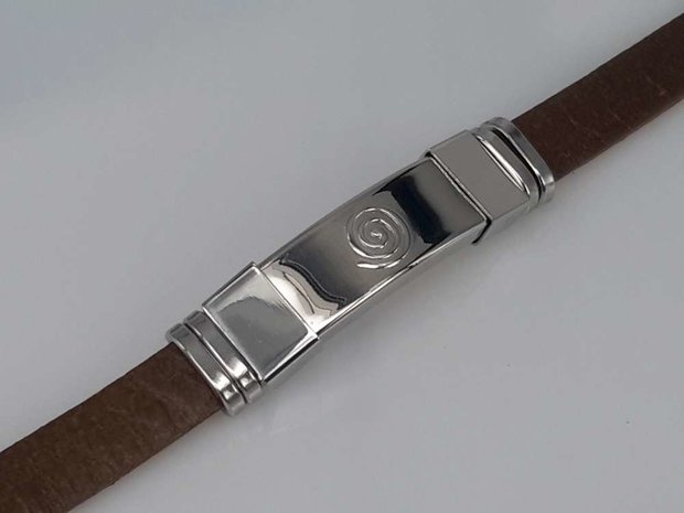 Leren armband bruin, plaat met krul in houder, edelstaalsluiting