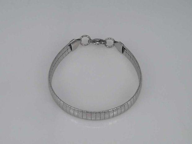 Edelstaal Omega Choker Armband, /\/\/\ hamerslag