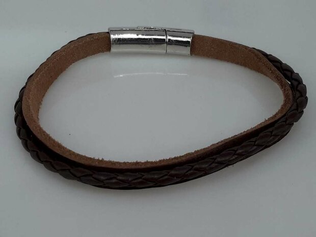 Stoere smalle leren 2dl bruin armband met magneet sluiting.