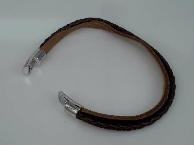 Stoere smalle leren 2dl bruin armband met magneet sluiting.