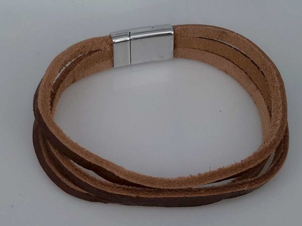 Stoere smalle leren trio bruin armband met magneet sluiting.