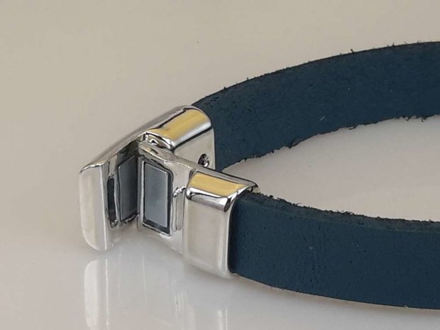 Glad leren Armband, blauw, smal, magneetsluiting