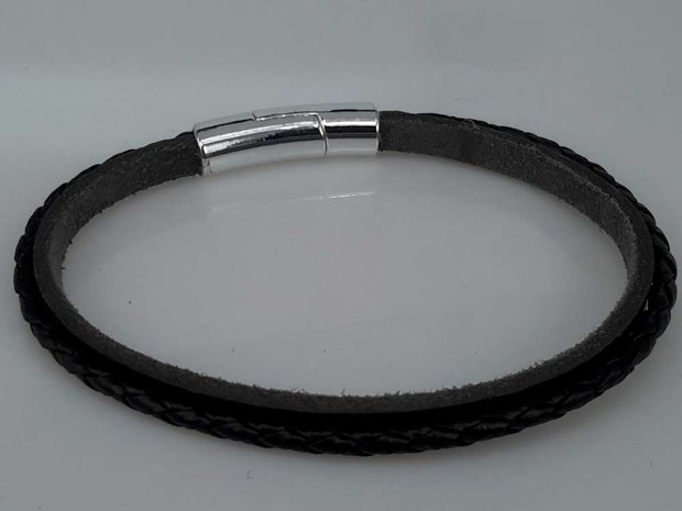 Stoere smalle leren 2dl zwart armband met magneet sluiting.