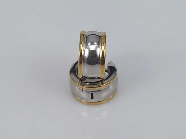 Edelstahl-Ohrringe breit, beidseitig dünner Goldrand und Zentrum in Silber.