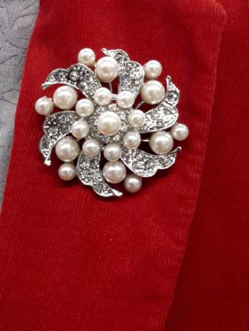 Broche, zilverkleur, rozet, parel, kristalglas