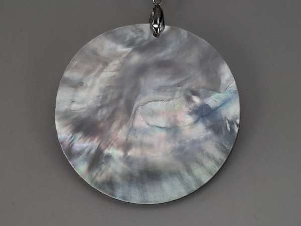 Ketting, zwart lederlook, hanger: abalone schelp, edelsteentjes