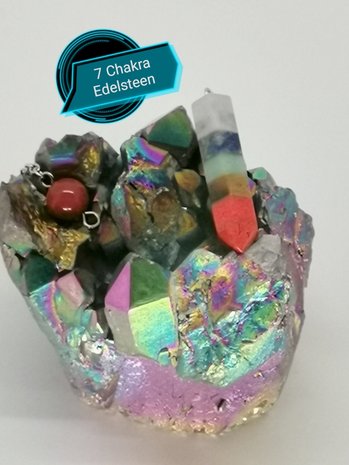 Sechseckiges Pendel aus Edelsteinen in den Farben der Chakren.