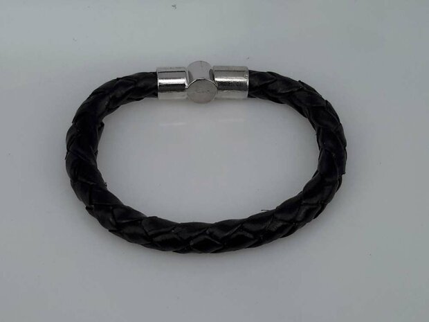 Leder schwarz herum geflochtenes Armband mit Einsteckverschluss.