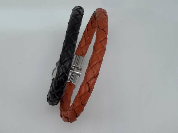 Stoere leren rond zwart gevlochten armband met insteeksluiting.