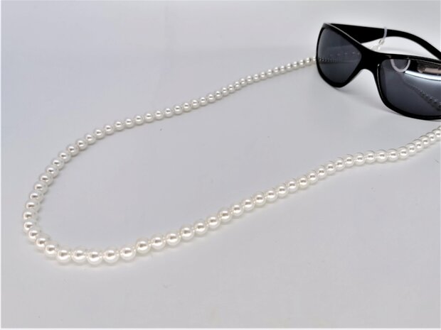 Trendy in fashion accessoires brillenkoord word vervangen door modieus cheque parel kralen ketting.