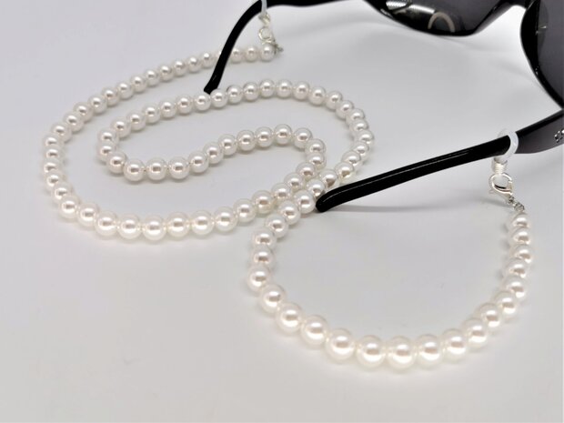 Trendy in fashion accessoires brillenkoord word vervangen door modieus cheque parel kralen ketting.